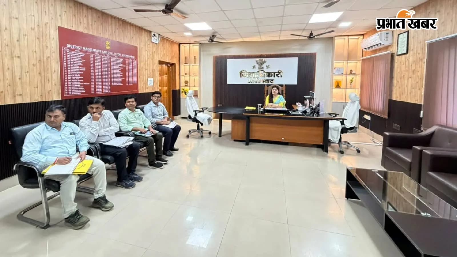 वीडियो कॉन्फ्रेंस में शामिल जिलाधिकारी व अन्य अधिकारी वीडियो कॉन्फ्रेंस में शामिल जिलाधिकारी व अन्य अधिकारी