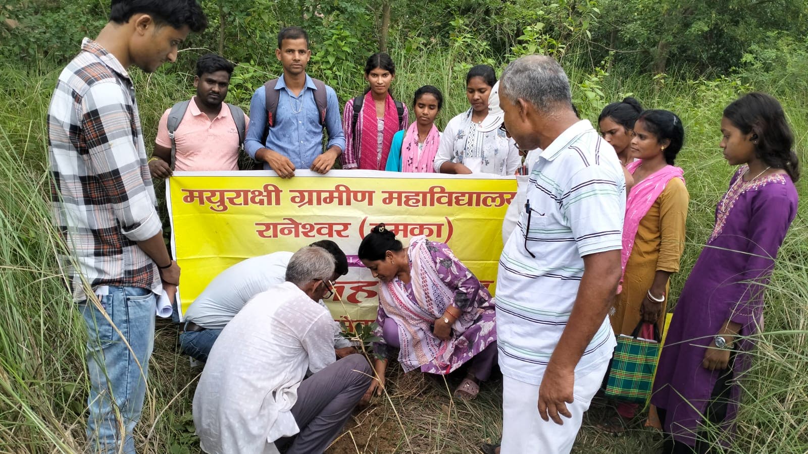 वन महोत्सव के तहत एमजी कॉलेज परिसर में हुआ पौधारोपण