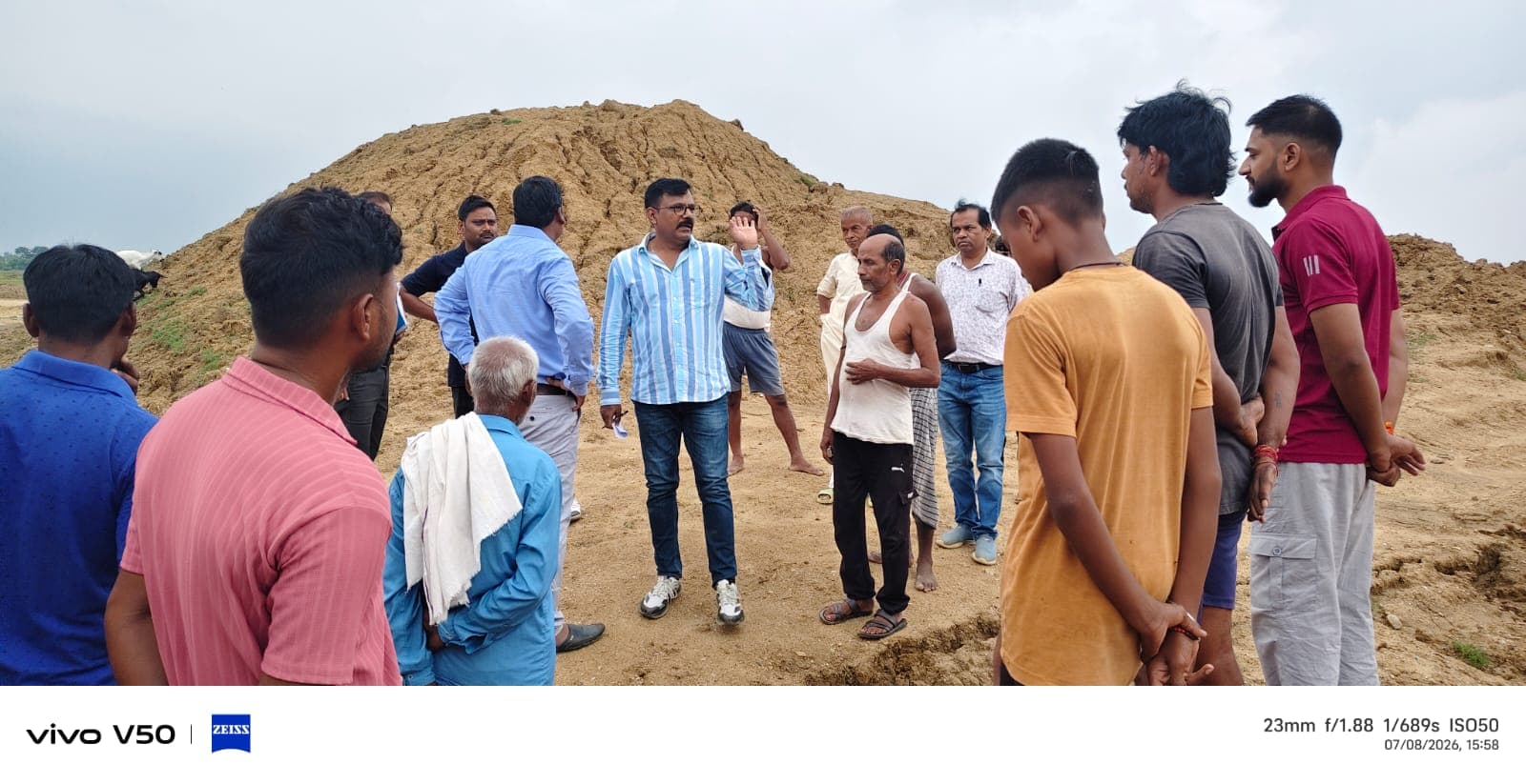 गिद्धौर के राजा सागर आहार जीर्णोद्धार कार्य में अनियमितता पर अधिकारियों ने किया औचक निरीक्षण
