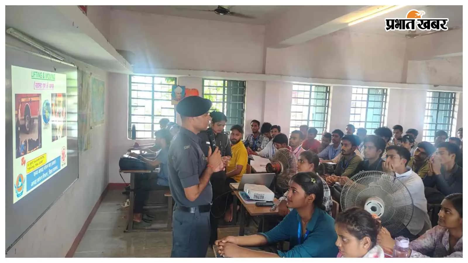 शिक्षण के दौरान मॉक ड्रिल करते छात्र-छात्राएं और एसडीआरएफ टीम शिक्षण के दौरान मॉक ड्रिल करते छात्र-छात्राएं और एसडीआरएफ टीम