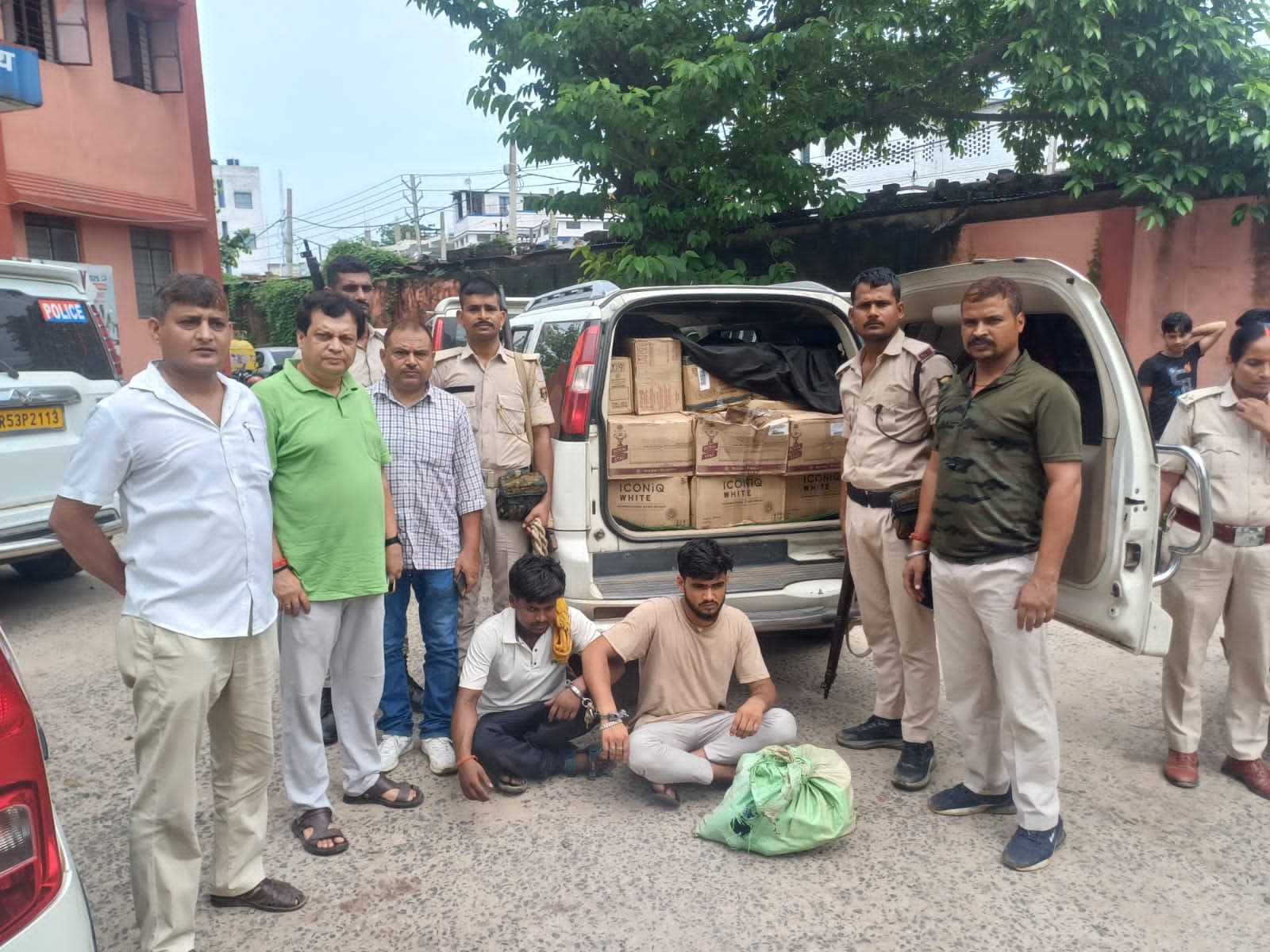 भाजपा का झंडा लगे चार पहिया वाहन से भारी मात्रा में विदेशी शराब बरामद, दो तस्कर गिरफ्तार भाजपा का झंडा लगे चार पहिया वाहन से भारी मात्रा में विदेशी शराब बरामद, दो तस्कर गिरफ्तार