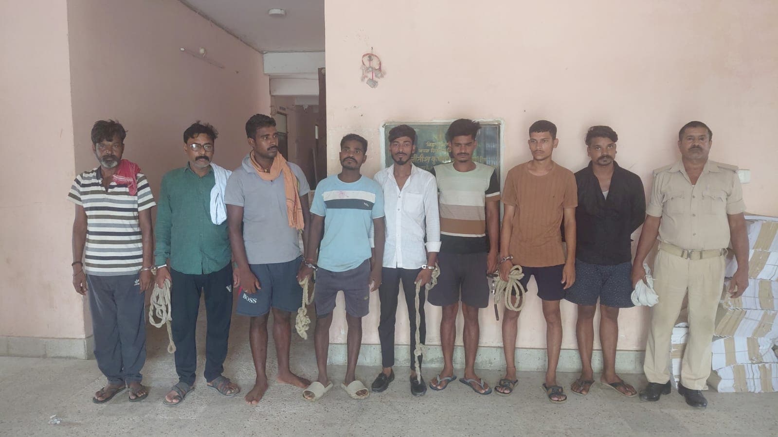 देसी शराब के साथ एक तस्कर सहित सात पियक्कड़ गिरफ्तार देसी शराब के साथ एक तस्कर सहित सात पियक्कड़ गिरफ्तार
