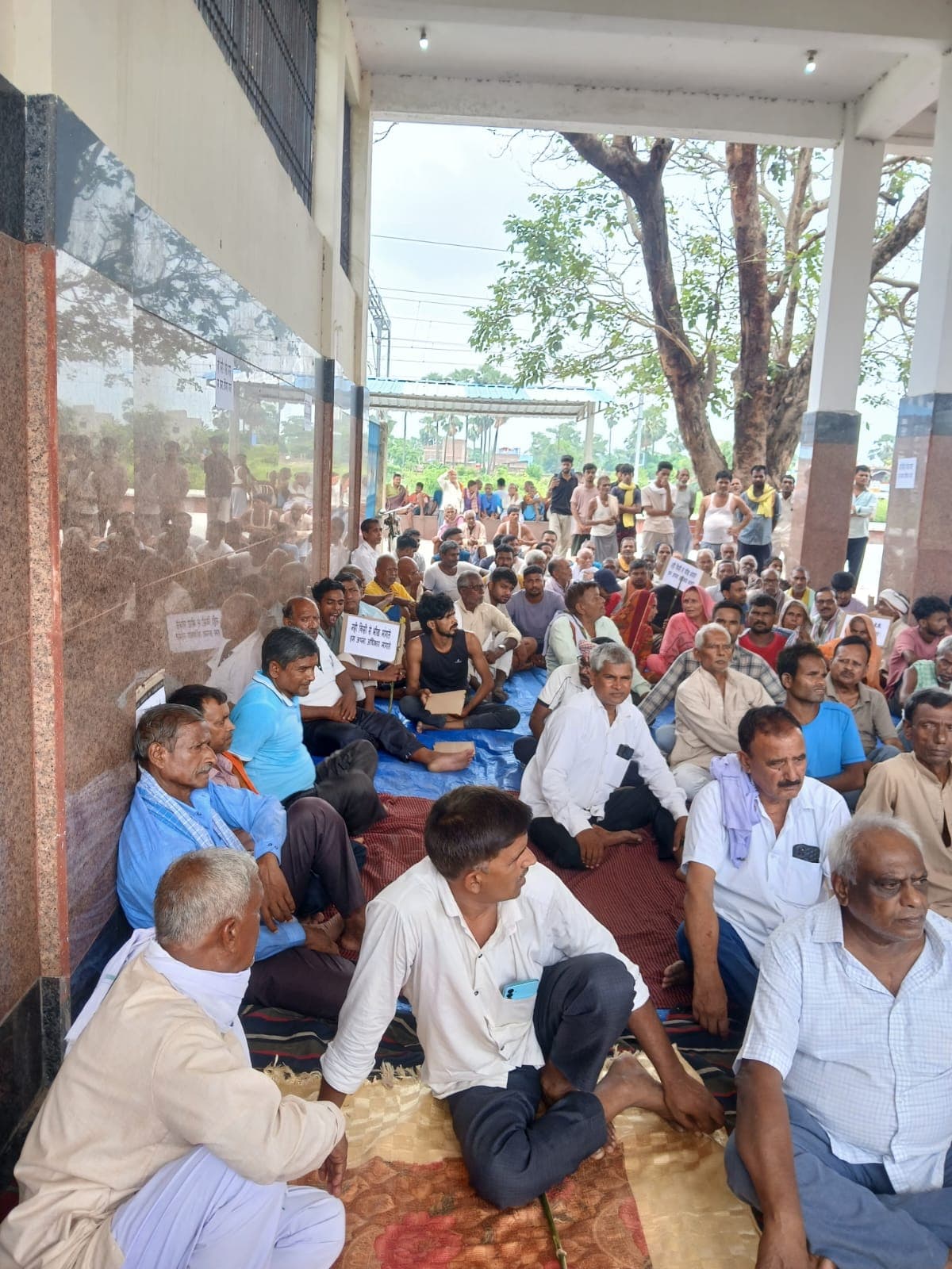 अंडर पास निर्माण की मांग को लेकर स्थानीय लोगों ने किया धरना प्रर्दशन