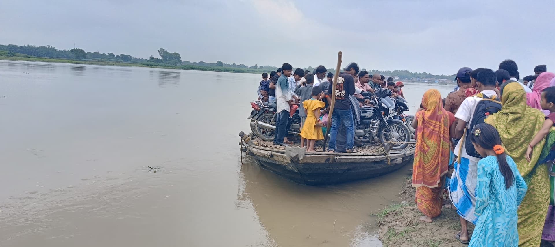 महानंदा-कनकई के बढ़ते जलस्तर से तटवर्ती गांवों में तेज कटाव से कई घरों पर मंडराया खतरा महानंदा-कनकई के बढ़ते जलस्तर से तटवर्ती गांवों में तेज कटाव से कई घरों पर मंडराया खतरा