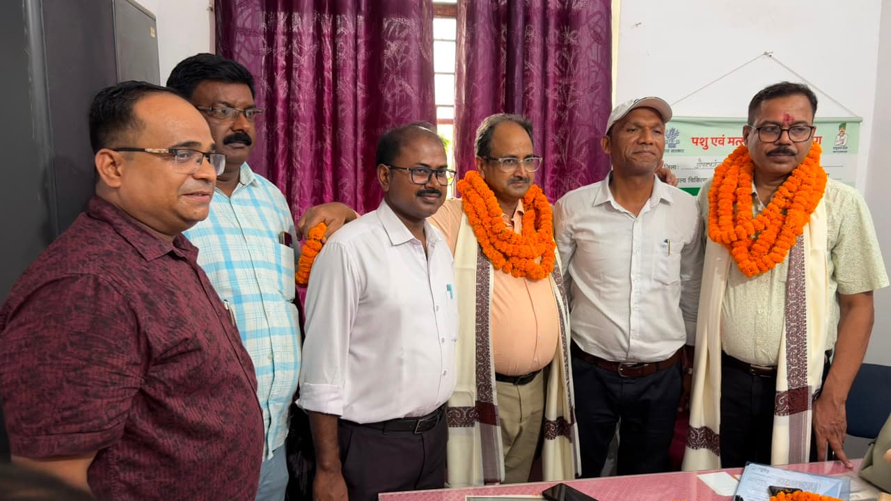 जिला स्थानांतरण पर पशु चिकित्सकों को भावभीनी विदाई, कार्यकाल की सराहना.
