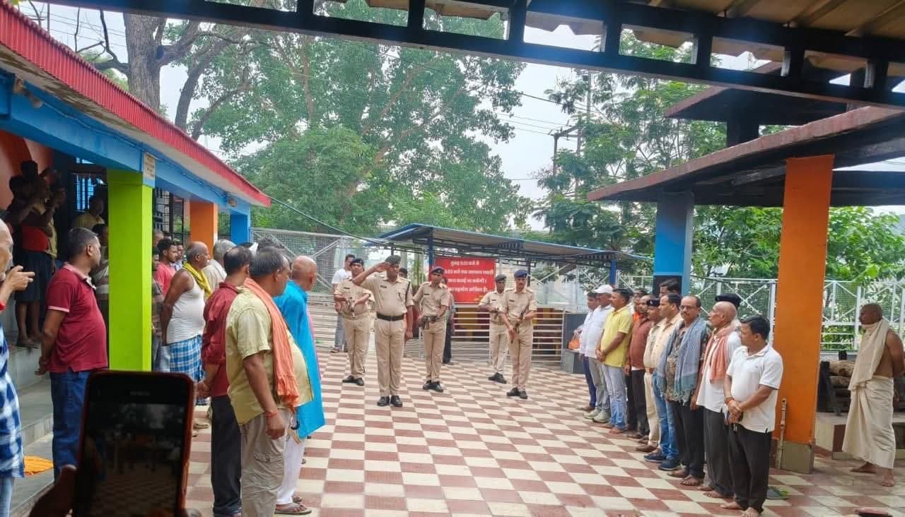 रामगढ़ जिला पुलिस बल के जवान अभिषेक भट्ट का अंतिम संस्कार, पुलिस जवानों ने दी सलामी