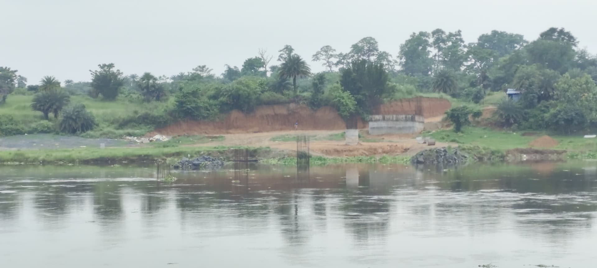 सुवर्णरेखा नदी का जलस्तर बढ़ने से कुलियाना घाट पर पुल निर्माण कार्य हुआ ठप