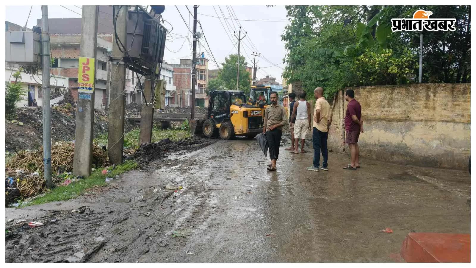 सड़क किनारे जमा मलवा और कचरा सड़क किनारे जमा मलवा और कचरा