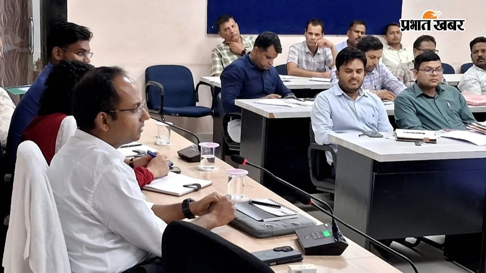 बैठक करते पदाधिकारी गण व अन्य बैठक करते पदाधिकारी गण व अन्य