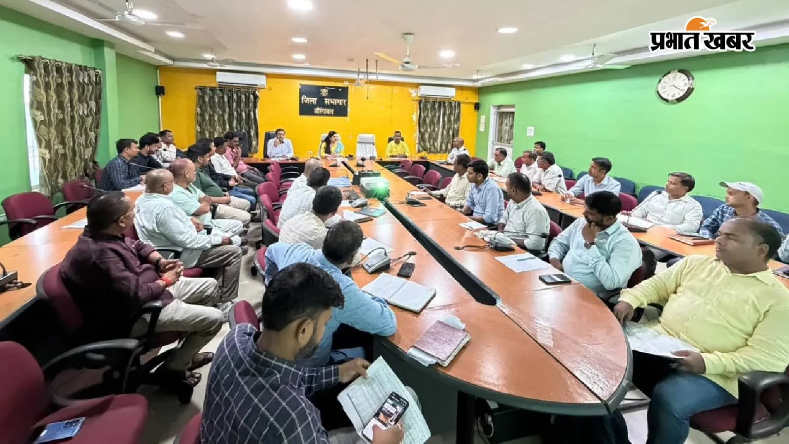 अधिकारियों के साथ बैठक करतीं जिलाधिकारी अधिकारियों के साथ बैठक करतीं जिलाधिकारी