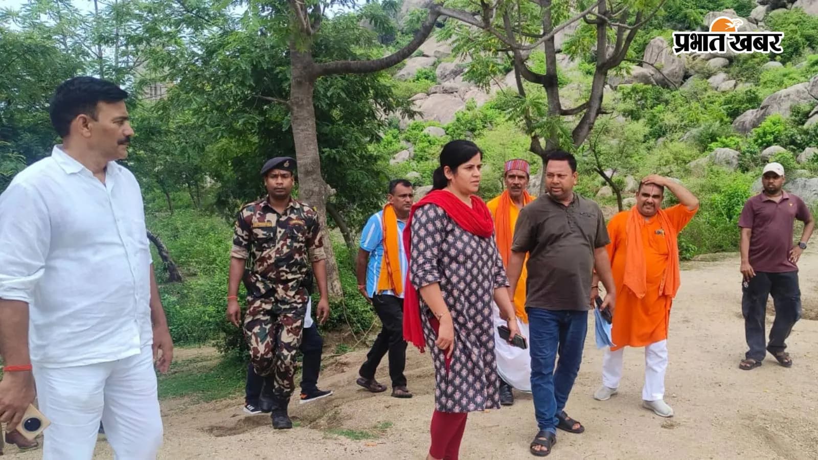 निरीक्षण करती डीएफओ रुचि सिंह निरीक्षण करती डीएफओ रुचि सिंह