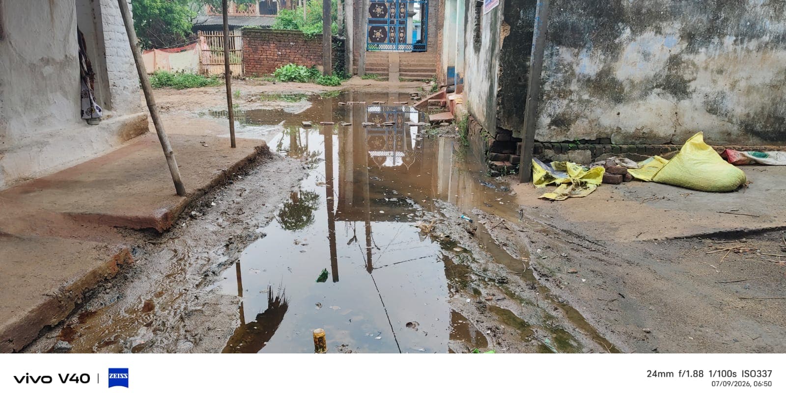 मस्जिद के समीप जलजमाव से ग्रामीण परेशान, जल निकासी की मांग तेज