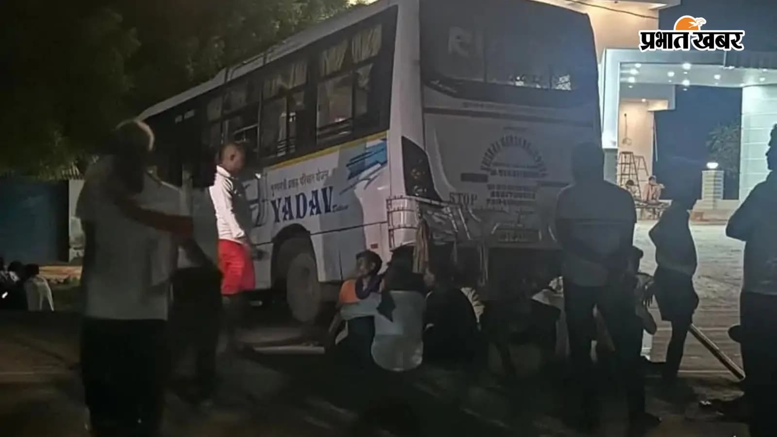 रोड पर ख़डी दुर्घटनाग्रस्त बस