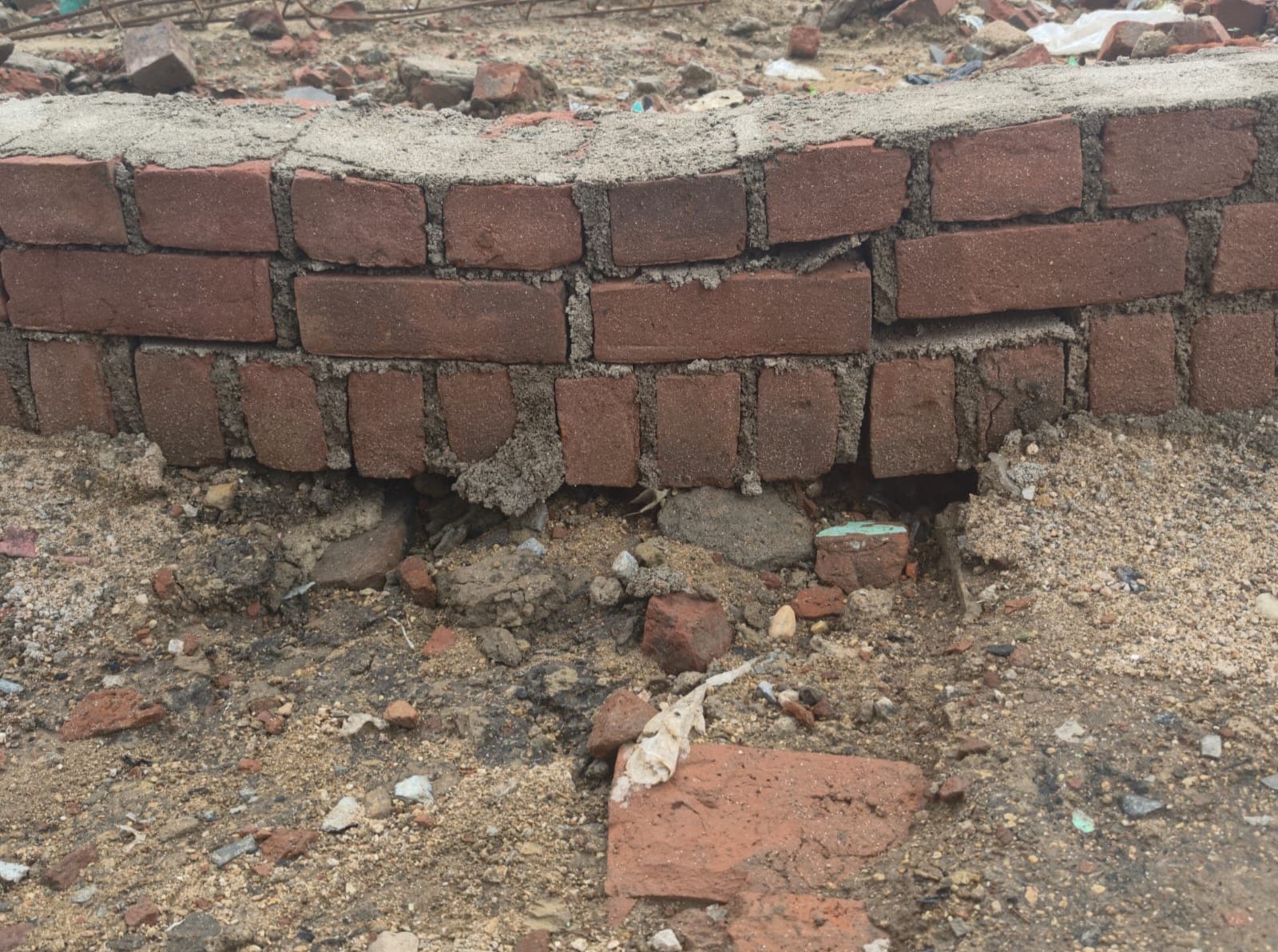 मुंगेर में 26 करोड़ की मंदिर सौंदर्यीकरण योजना में धांधली का आरोप: बनने से पहले ही धंसने लगी उच्चईश्वर नाथ महादेव मंदिर की चहारदीवारी