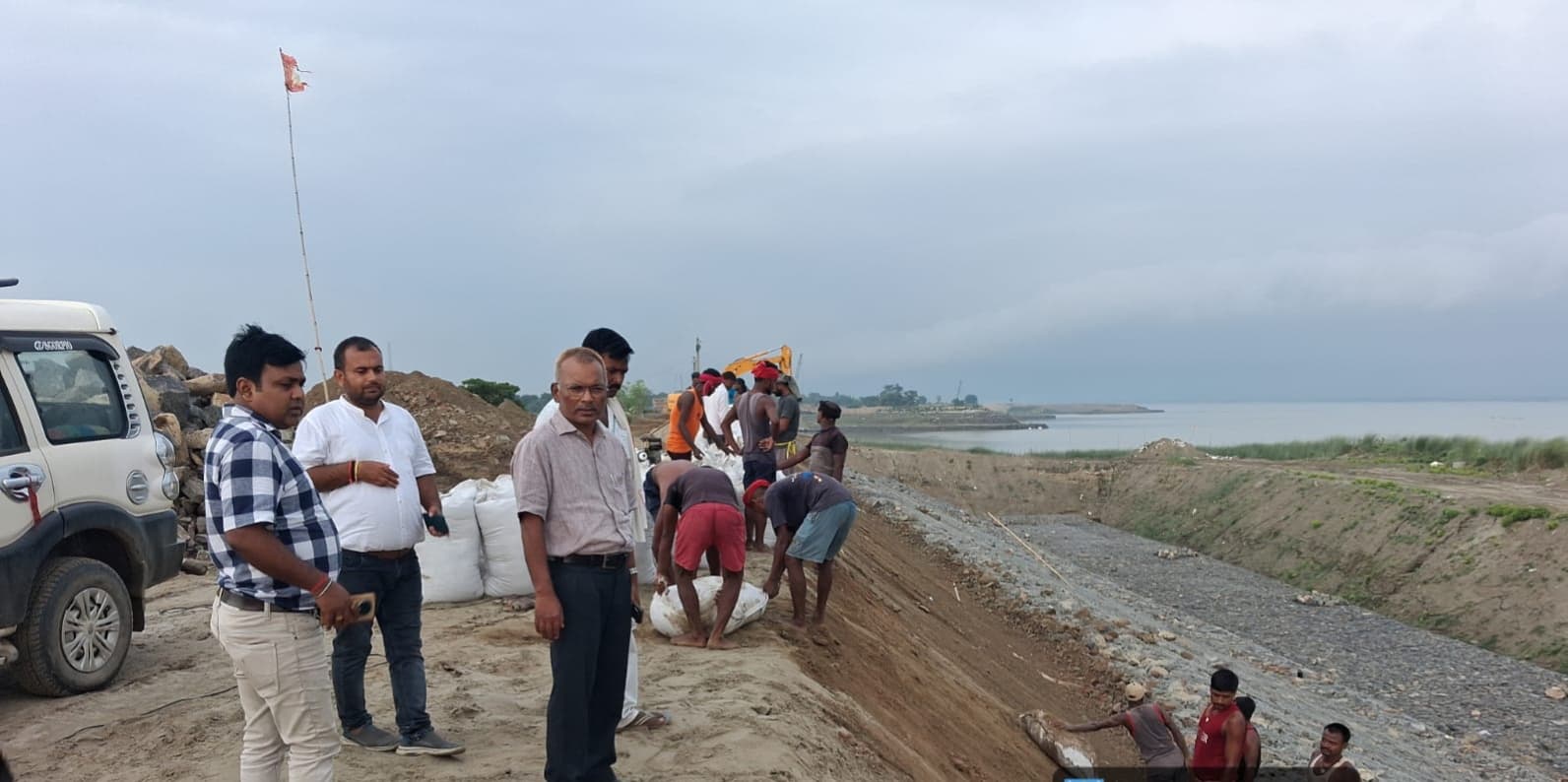 अलग-अलग लिया जायजा, फ्लड फाइटिंग की तैयारियों की समीक्षा, एक लाख बालू भरी बोरियां तटबंध को रखने की तैयारी 