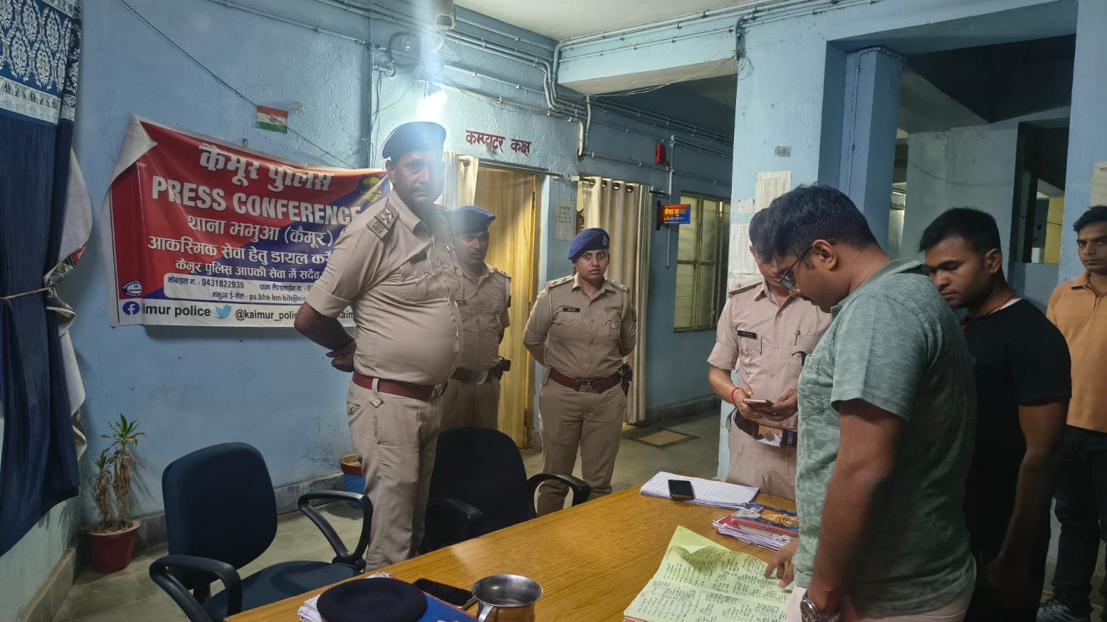 एसपी ने किया भभुआ थाने का औचक निरीक्षण, ओडी ड्यूटी की जांच कर दिए निर्देश एसपी ने किया भभुआ थाने का औचक निरीक्षण, ओडी ड्यूटी की जांच कर दिए निर्देश