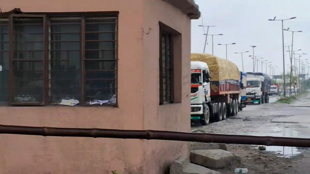 साल दर साल लगातार घटता जा रहा चेक पोस्ट का राजस्व और सोया हुआ है परिवहन विभाग साल दर साल लगातार घटता जा रहा चेक पोस्ट का राजस्व और सोया हुआ है परिवहन विभाग