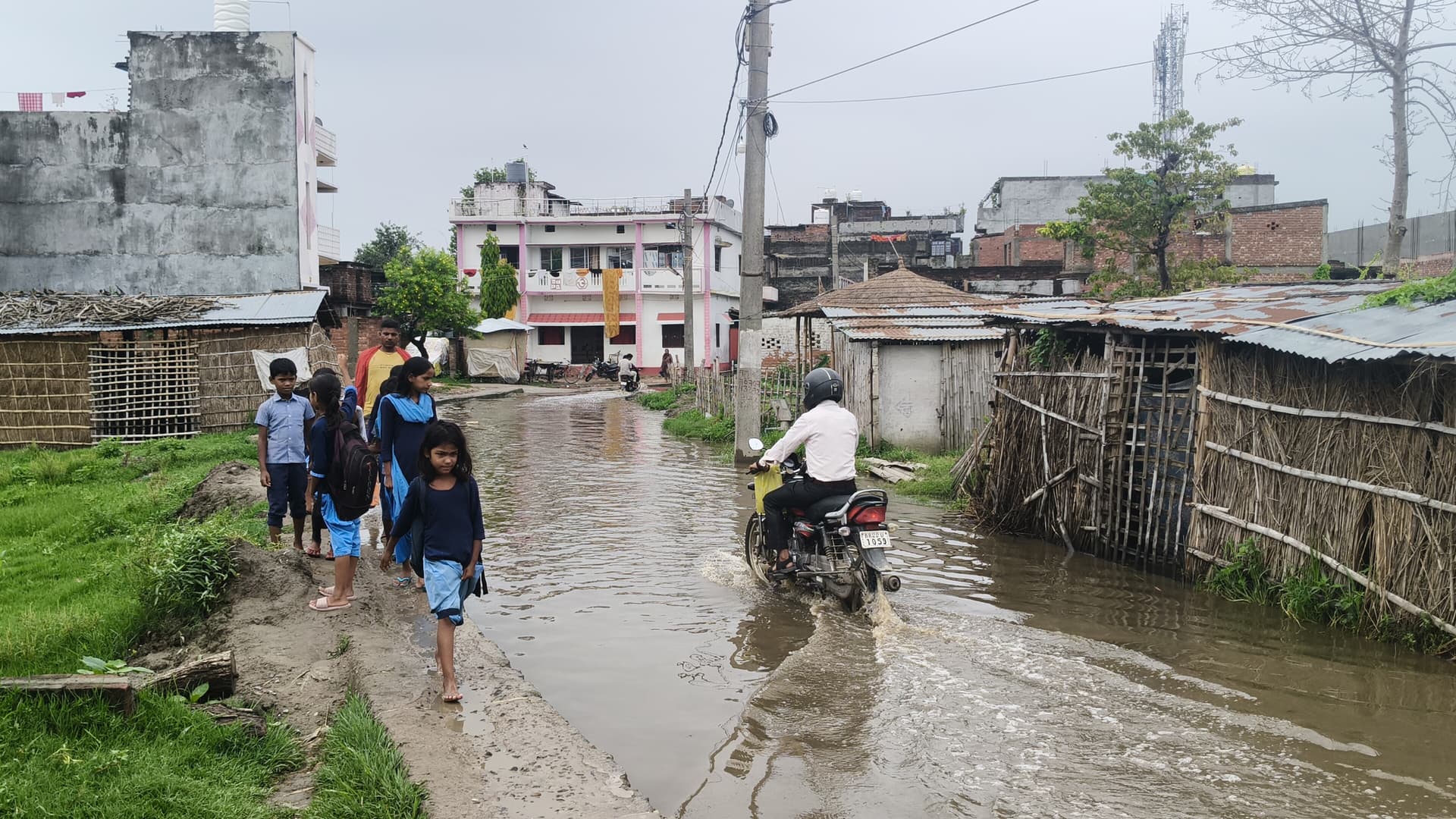 सिर्फ डिजिटल के लिए...नरकटियागंज में उल्टा विकास! सड़क बनी नाली, नाली बनी सड़क; 400 स्कूली बच्चे रोज उठा रहे खतरा सिर्फ डिजिटल के लिए...नरकटियागंज में उल्टा विकास! सड़क बनी नाली, नाली बनी सड़क; 400 स्कूली बच्चे रोज उठा रहे खतरा