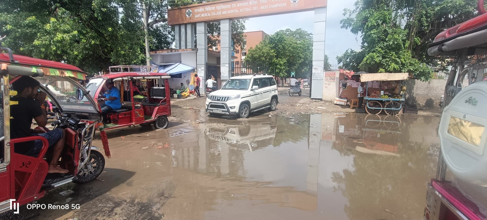 उद्घाटन से पहले ही 91 करोड़ की लाइफलाइन पर जलजमाव जीएमसीएच के सामने दिखा तालाब जैसा नजारा उद्घाटन से पहले ही 91 करोड़ की लाइफलाइन पर जलजमाव जीएमसीएच के सामने दिखा तालाब जैसा नजारा