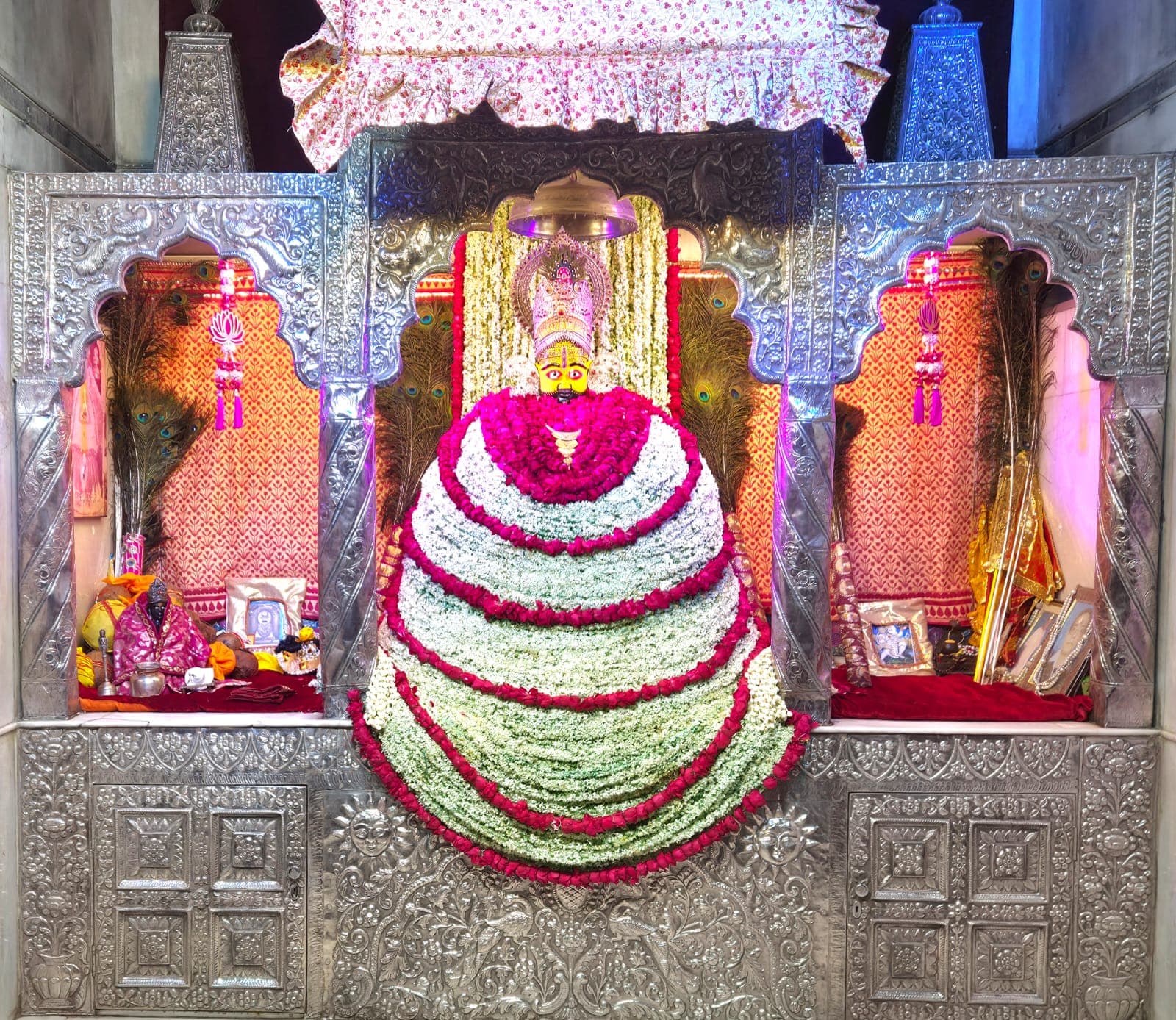 भागलपुर के प्राचीन खाटू श्याम मंदिर में 17वां प्राण-प्रतिष्ठा महोत्सव शुरू: दो क्विंटल फूलों से सजा बाबा का दरबार