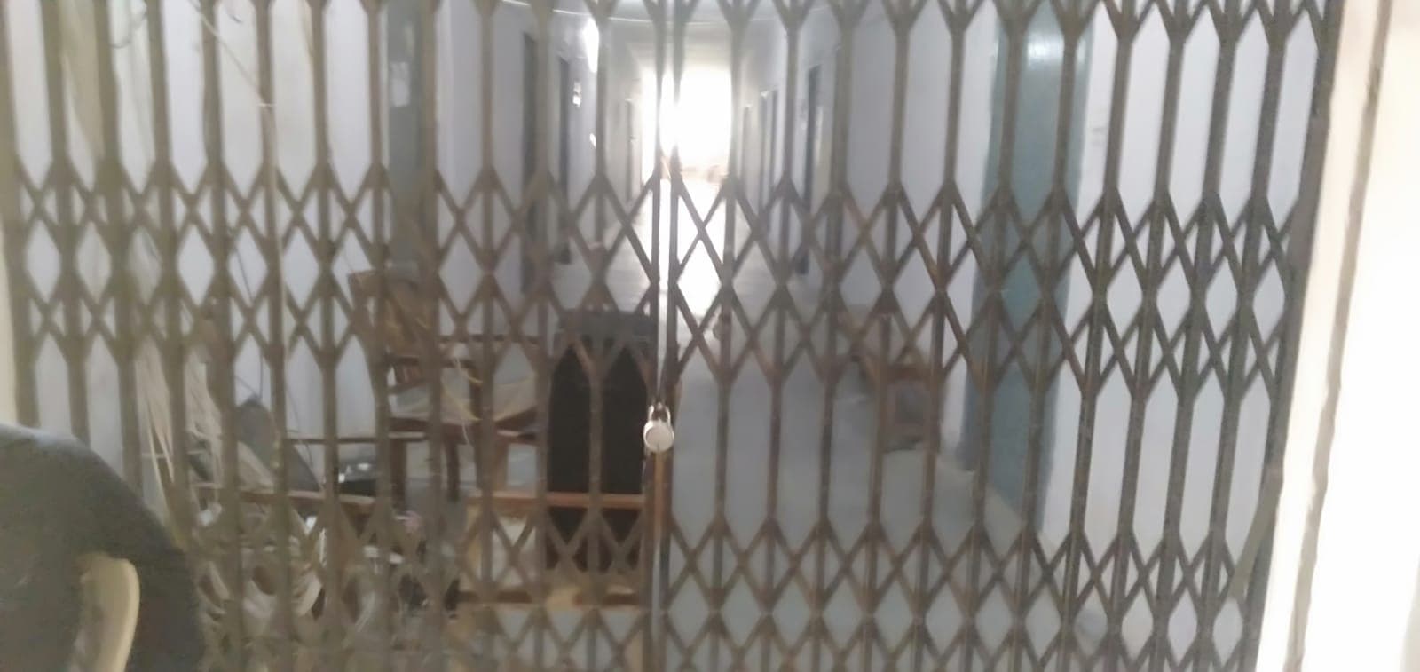 छह माह बाद भी नवस्थापित जिला स्कूल पर DEO कार्यालय का कब्जा, प्रैक्टिकल रूम और खेल मैदान बंद