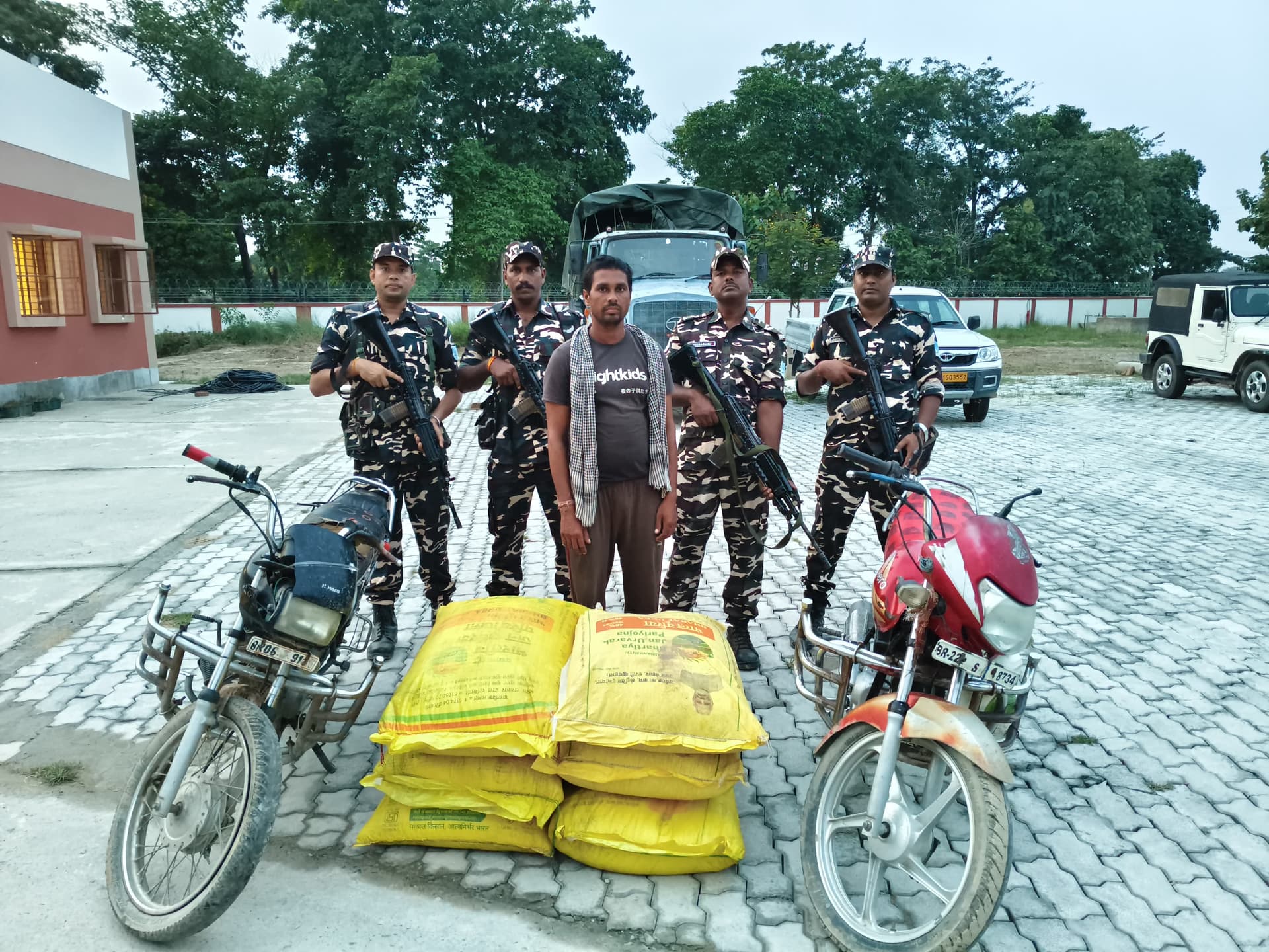 भारत-नेपाल सीमा पर एसएसबी की बड़ी कार्रवाई यूरिया खाद की तस्करी नाकाम. दो बाइक जब्त एक तस्कर गिरफ्तार भारत-नेपाल सीमा पर एसएसबी की बड़ी कार्रवाई यूरिया खाद की तस्करी नाकाम. दो बाइक जब्त एक तस्कर गिरफ्तार