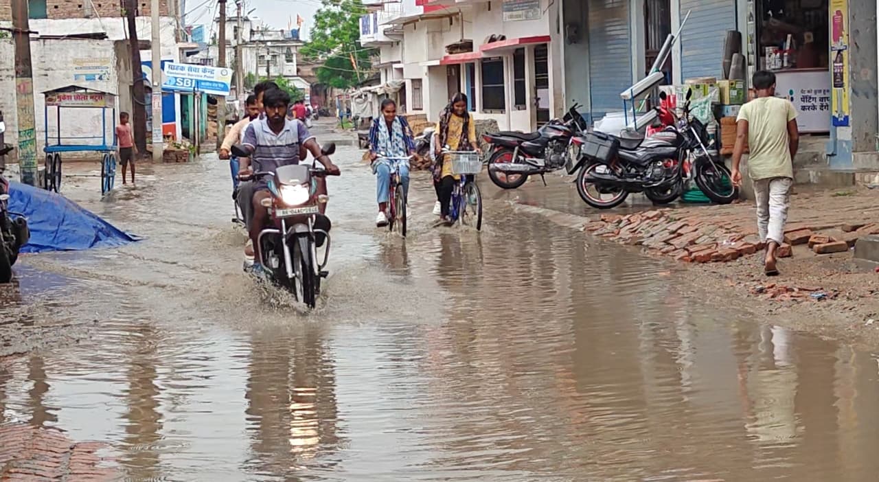 कुछ घंटों की बारिश में खुली नगर पंचायत परसा बाजार की पोल, जर्जर सड़क व बदहाल नालों से बढ़ी परेशानी