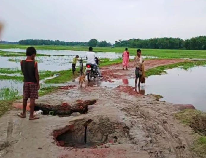 देवरी खास-रहमतपुर सड़क ध्वस्त. दर्जनों गांवों का संपर्क टूटा, 15 किलोमीटर अतिरिक्त सफर को मजबूर लोग