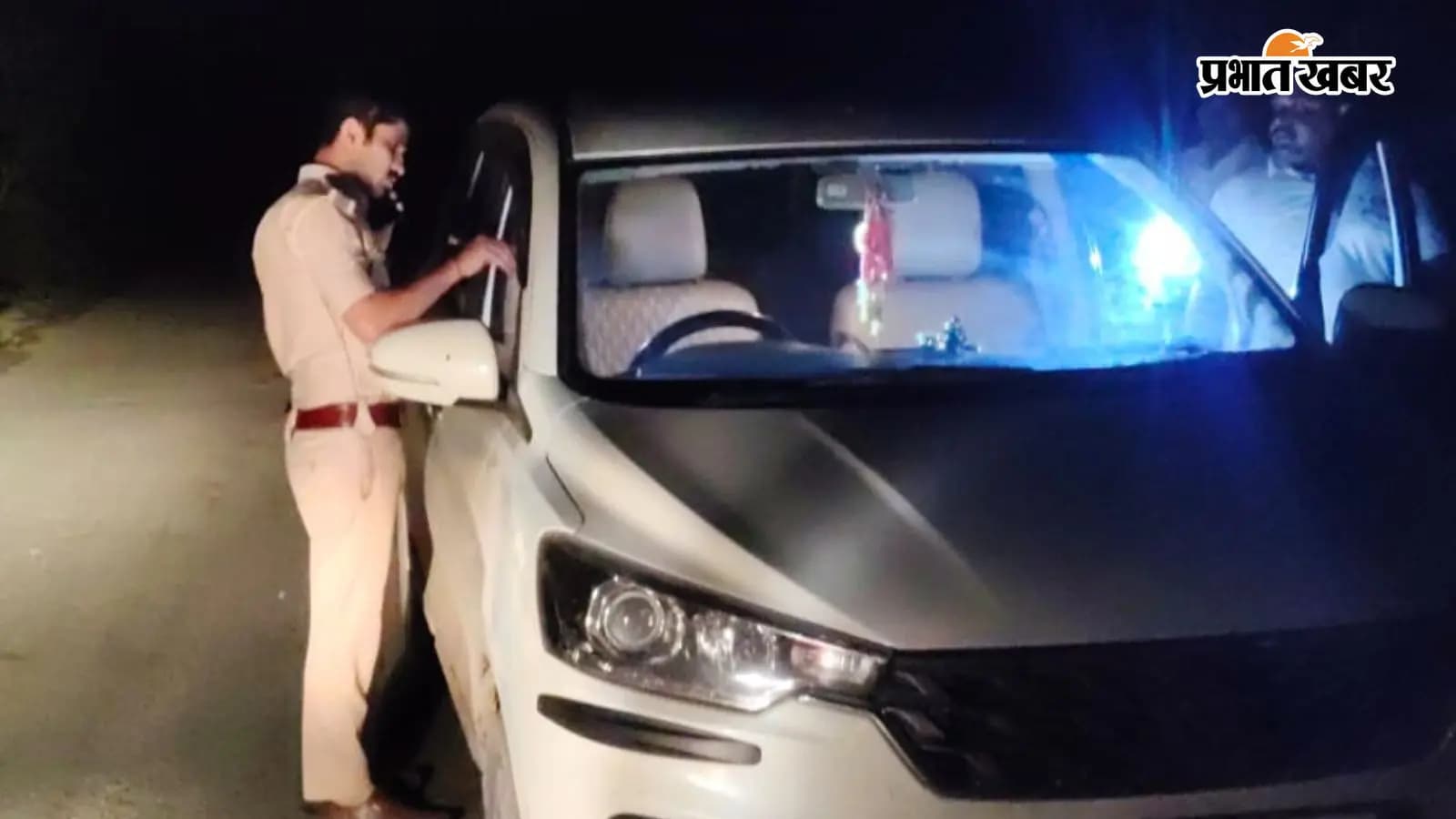 चेकिंग के दौरन कर की तलाशी लेते पुलिस चेकिंग के दौरन कर की तलाशी लेते पुलिस