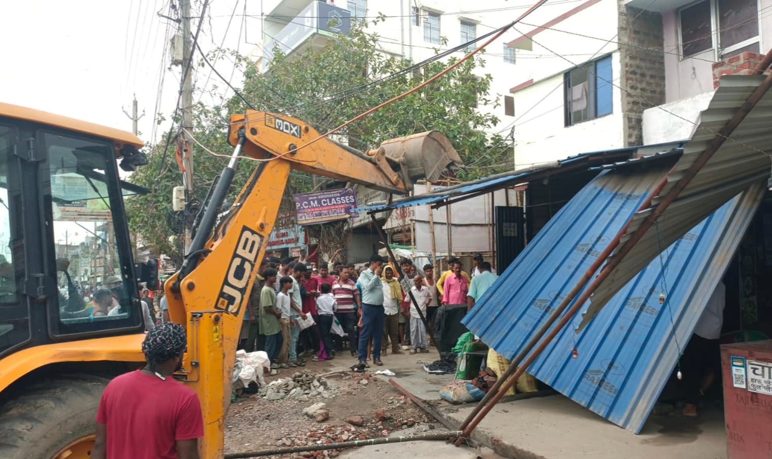 अतिक्रमण के खिलाफ चला प्रशासन का बुलडोजर