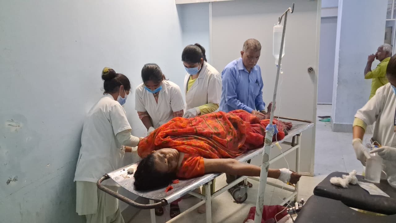 संभावित लीड , कलेक्ट्रेट जा रही विकास महिला मित्र की ट्रक की चपेट में आने से घायल इलाज के दौरान मौत, पति घायल.