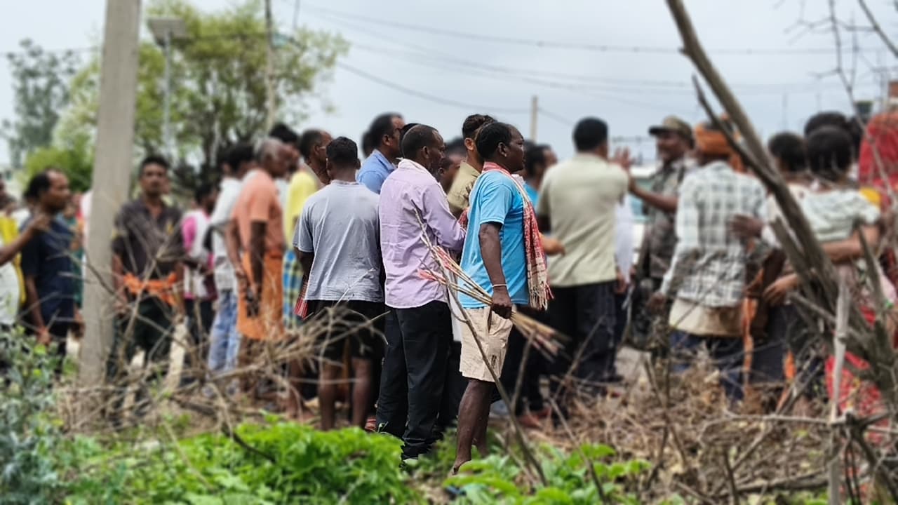 लातेहार में रेलवे लाइन बिछाने के लिए सर्वे करने गई टीम को बनाया बंधक, दो गुट में बंट गया गांव