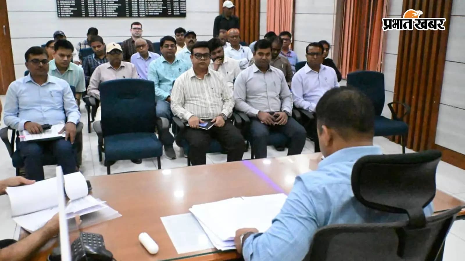 परीक्षा में प्रतिनियुक्त अधिकारियों के साथ बैठक करते डीएम परीक्षा में प्रतिनियुक्त अधिकारियों के साथ बैठक करते डीएम