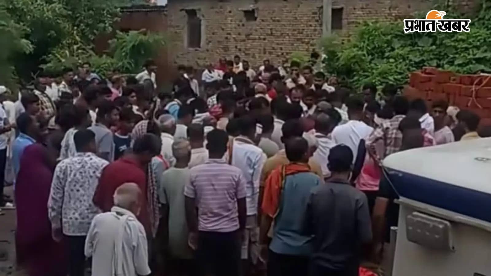 प्रवासी मजदूर का शव आने के बाद जुटी लोगों की भीड़