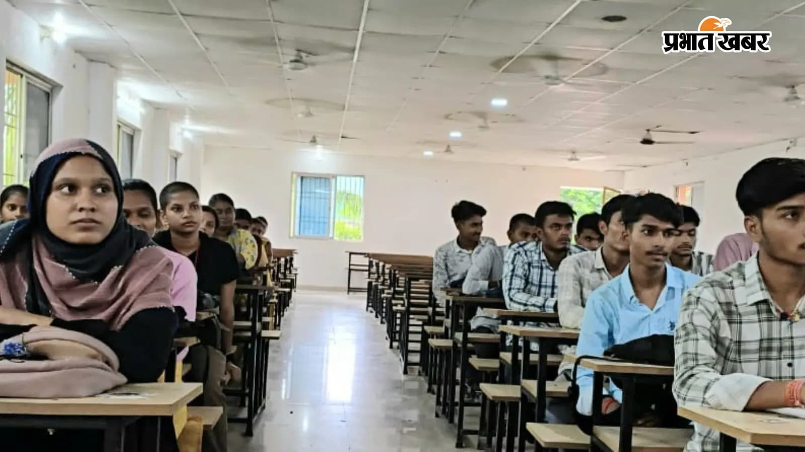 कार्यक्रम के दौरान मौजूद छात्र छात्राएं कार्यक्रम के दौरान मौजूद छात्र छात्राएं