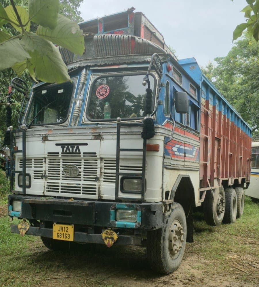 नवादा में बिना चालान गिट्टी ले जा रहे पांच ट्रक जब्त, 55 लाख रुपये का जुर्माना