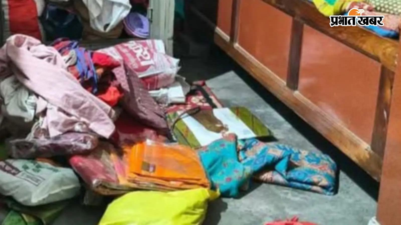 घर में चोरी के बाद बिखड़ा पड़ा सामान घर में चोरी के बाद बिखड़ा पड़ा सामान