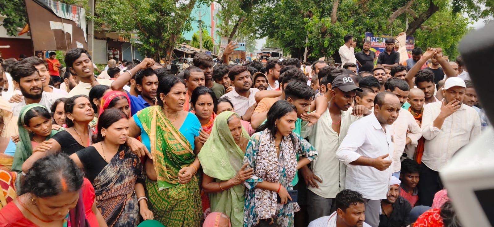 पटना में पूर्व मुखिया का शव मिलने पर बिहटा-बिक्रम-औरंगाबाद मार्ग पर आगजनी, बहन बोली-पुलिस ने हत्या करवाई, जानिए पूरा मामला