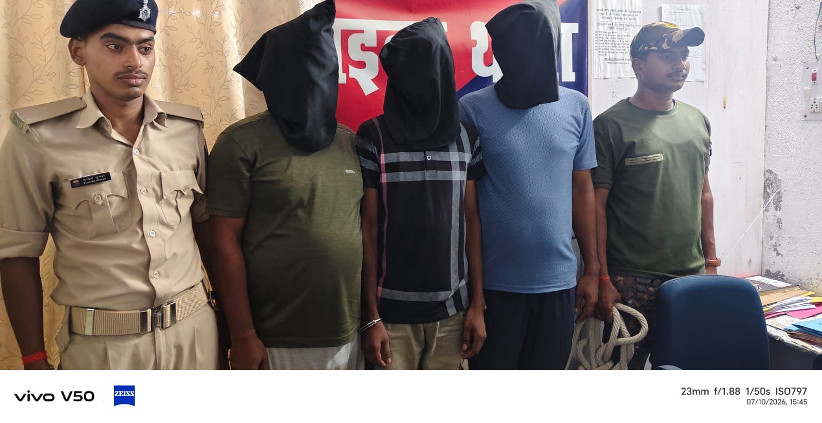 नवादा में तीन अंतरजिला साइबर अपराधी गिरफ्तार, 75 हजार रुपये नकद व मोबाइल बरामद