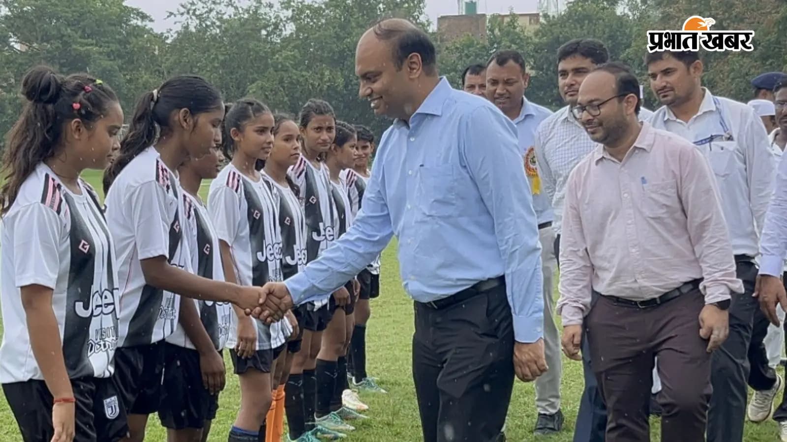 खिलाड़ियों से परिचय प्राप्त करते जिलाधिकारी रोशन कुशवाहा