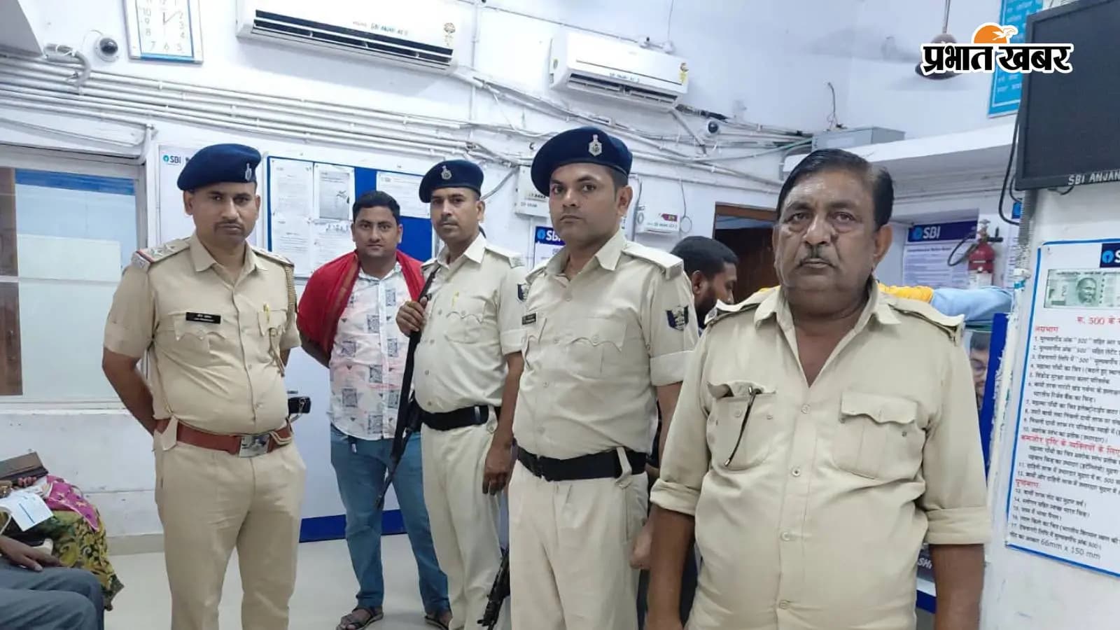 बैंक में चेकिंग अभियान चलाते हुए थानाध्यक्ष ओमप्रकाश व अन्य पूलिसकर्मी बैंक में चेकिंग अभियान चलाते हुए थानाध्यक्ष ओमप्रकाश व अन्य पूलिसकर्मी