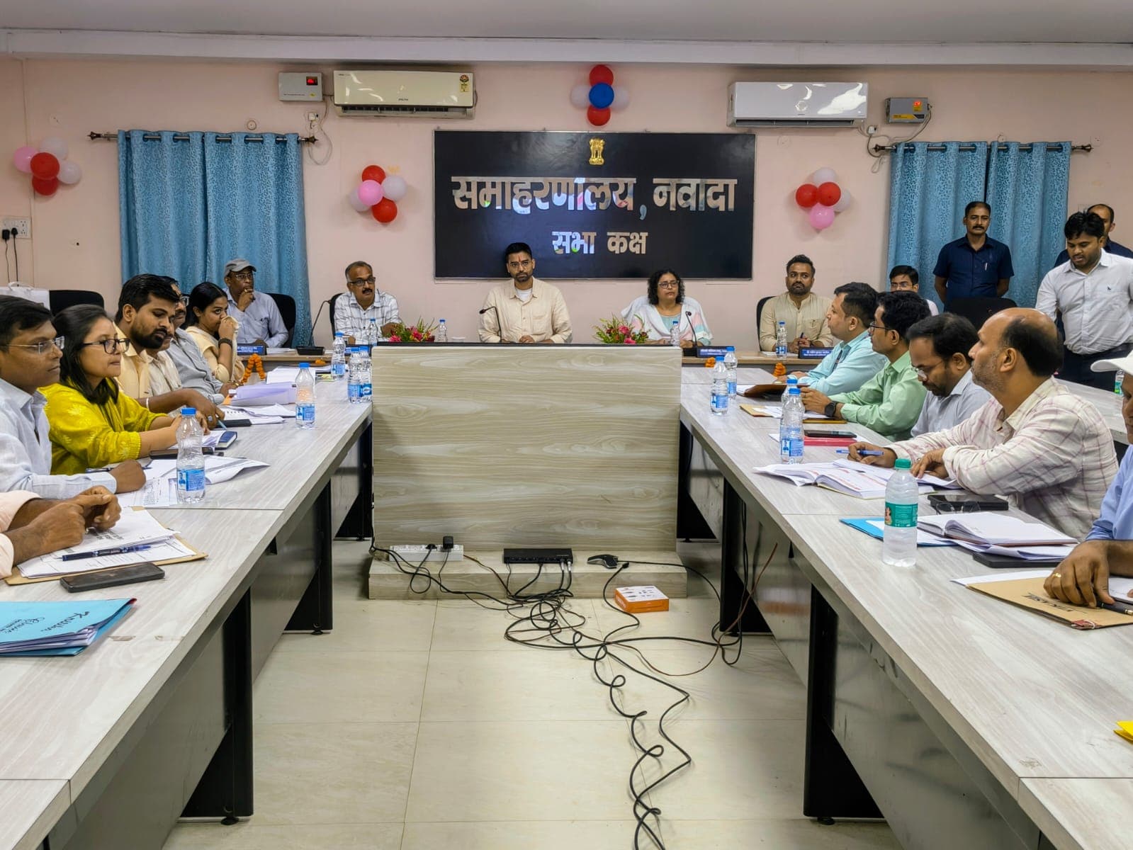 पंचायत राज मंत्री दीपक प्रकाश ने नवादा में योजनाओं की समीक्षा की, अधिकारियों को समय पर कार्य पूरा करने का निर्देश
