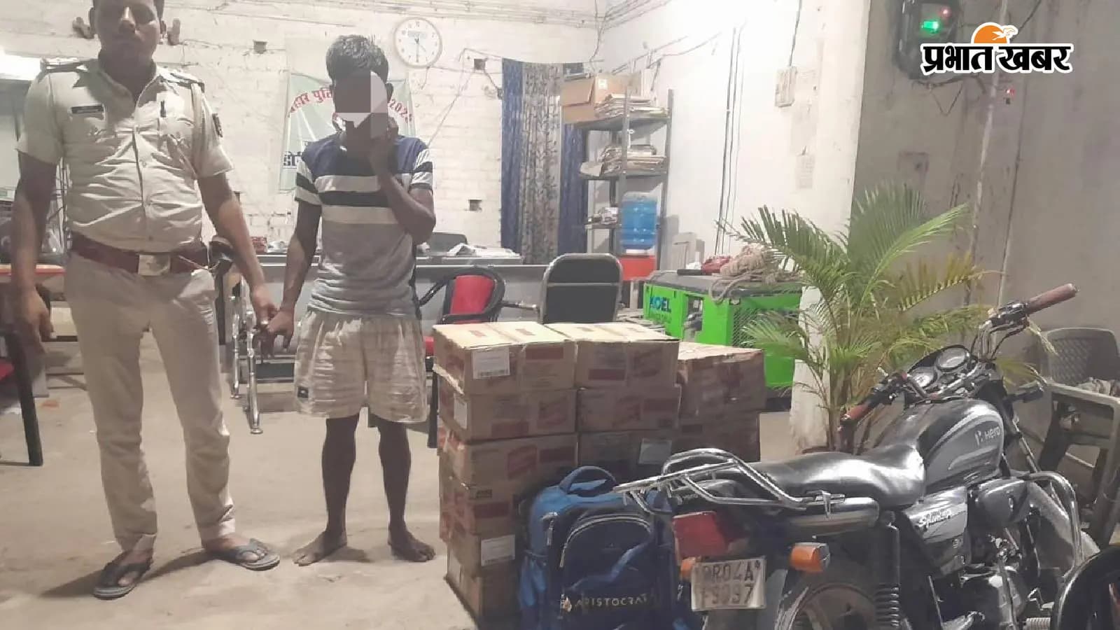 पुलिस गिरफ्त में तस्कर। फोटो प्रभात खबर पुलिस गिरफ्त में तस्कर। फोटो प्रभात खबर