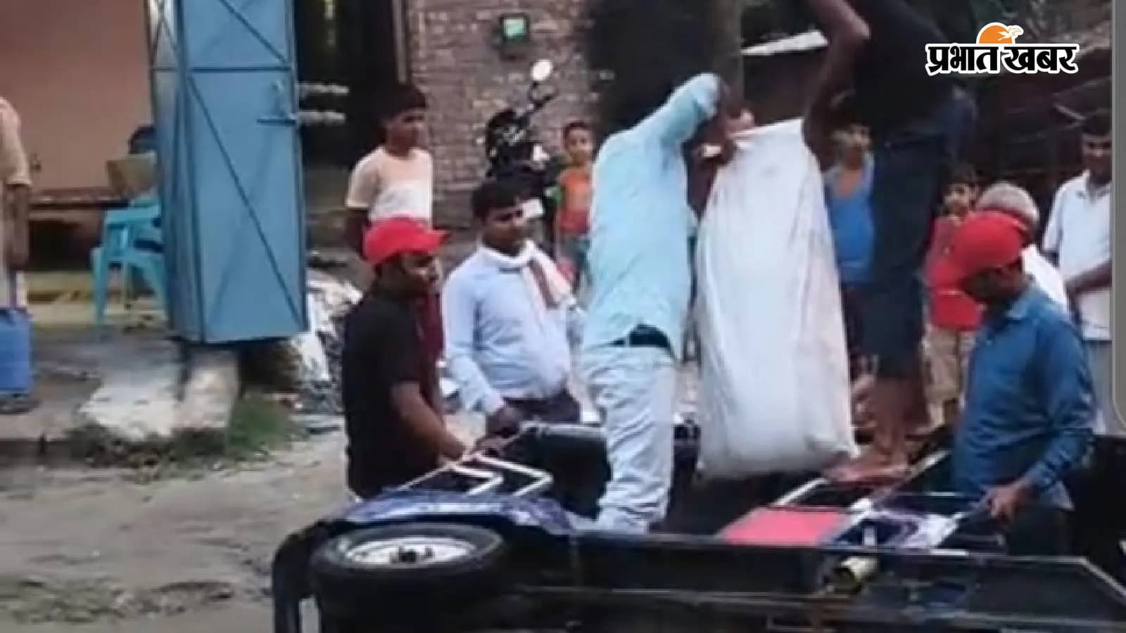 जनता बाजार में सड़क पर लगे पानी में पलटा वाहन जनता बाजार में सड़क पर लगे पानी में पलटा वाहन