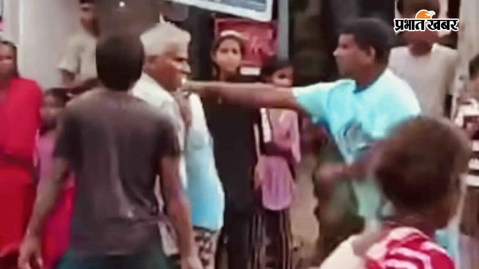 मारपीट करते हुए दो गुट के लोग मारपीट करते हुए दो गुट के लोग