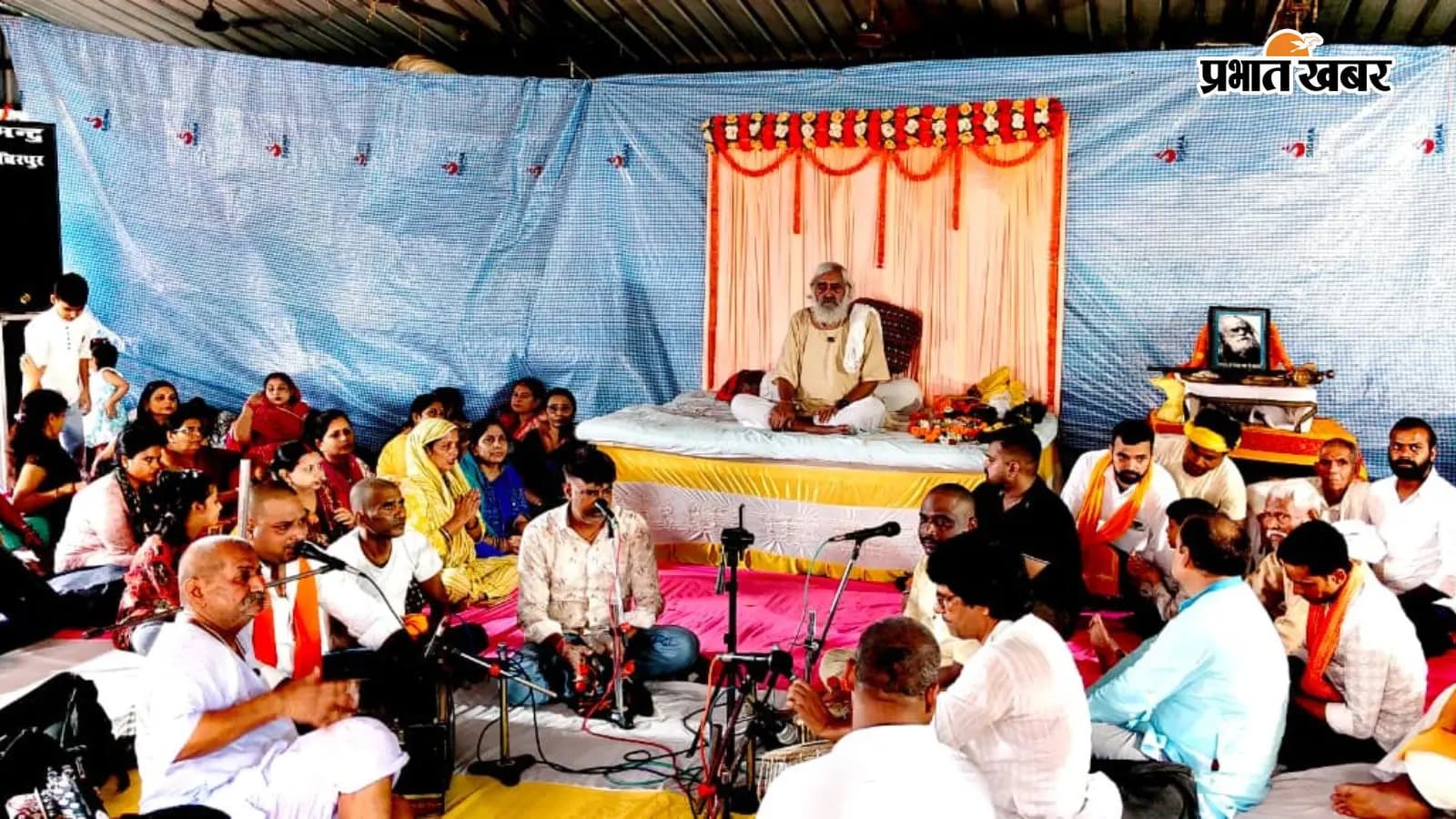 देवराहा शिवनाथ दास जी के सानिध्य में भजन करते भक्त देवराहा शिवनाथ दास जी के सानिध्य में भजन करते भक्त
