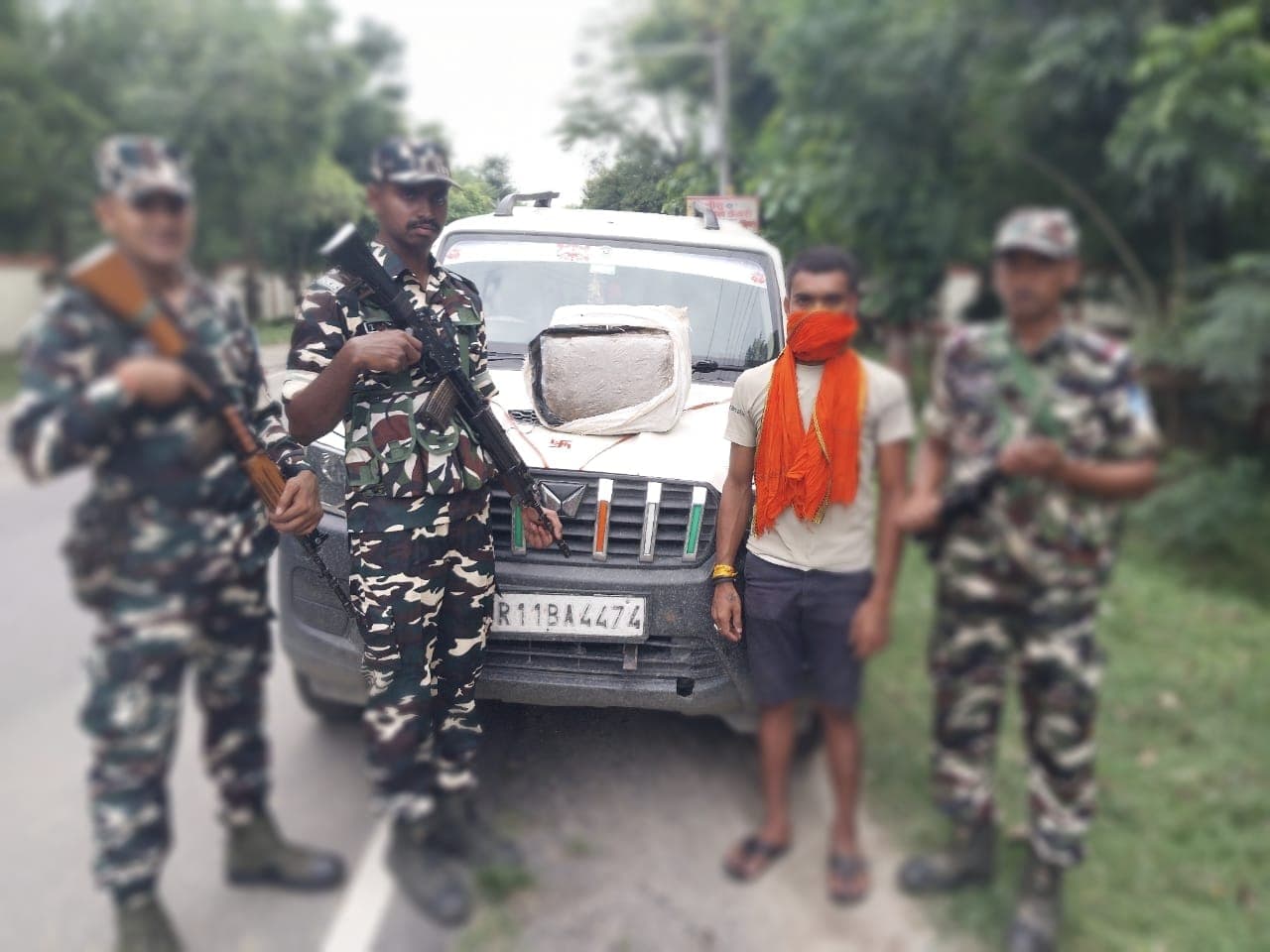 बथनाहा में 18 किलो गांजा जब्त, स्कॉर्पियो के साथ तस्कर गिरफ्तार