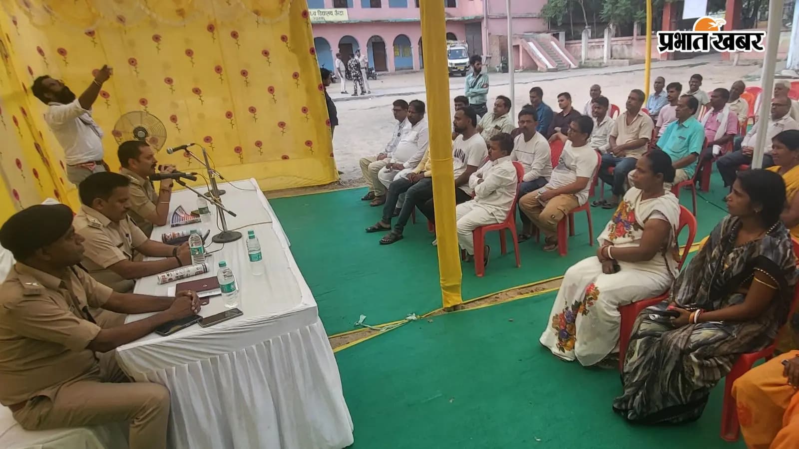 बांकेबाजार में लोक संवाद: अधिकारी सुनेंगे लोगों की समस्याएं. बांकेबाजार में लोक संवाद: अधिकारी सुनेंगे लोगों की समस्याएं.