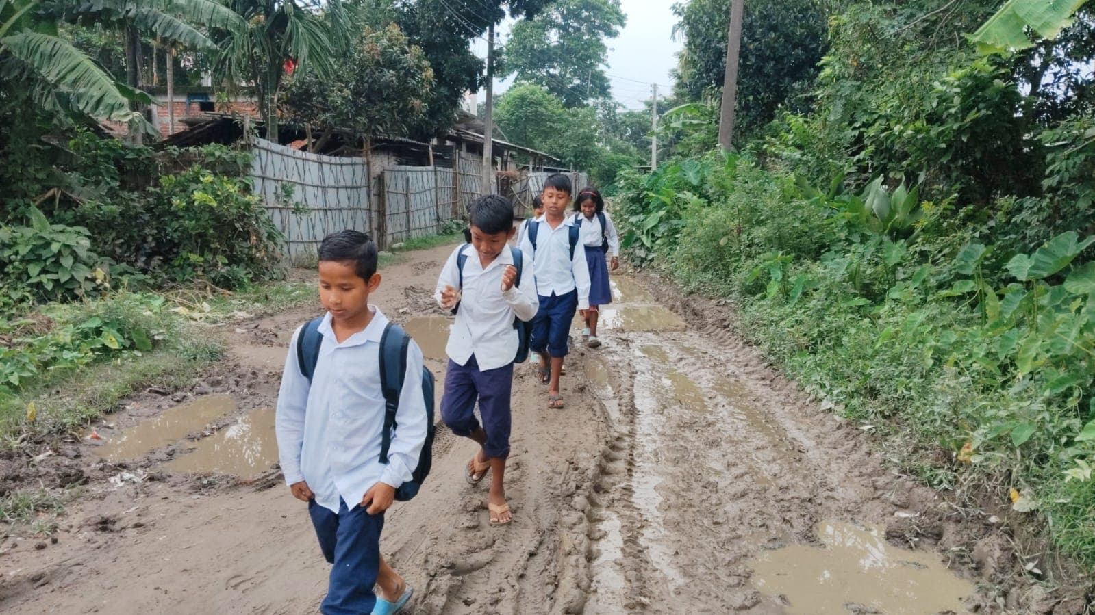 कीचड़ में तब्दील सड़क बनी ग्रामीणों की मुसीबत, स्कूली बच्चों का स्कूल जाना हुआ मुश्किल