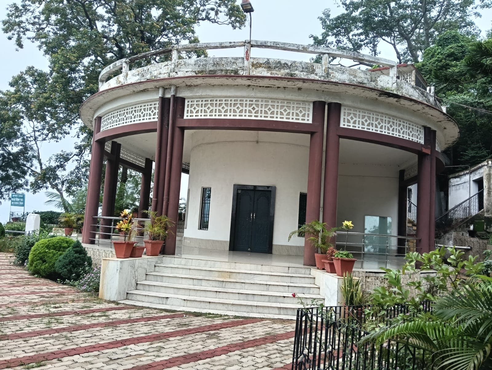 रांची के रहने वाले और हजारीबाग में पदस्थापित चिकित्सक का दुमका के मसानजोर स्थित गेस्ट हाउस में मिला शव